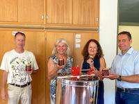 Landrat Schwarz besucht Bienen AG _2_
